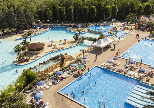 Panoramica di piscine e scivoli in un parco acquatico.