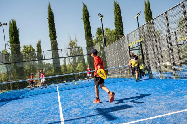 Ragazzi giocano a padel su un campo all'aperto.