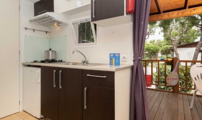 Cucina moderna con vista su terrazza.