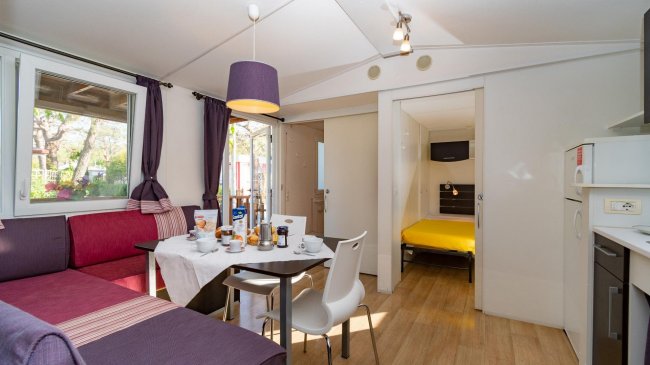 Interno moderno con salotto e tavolo da pranzo.