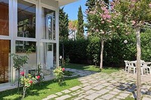 Un giardino con tavolo e alberi in fiore.