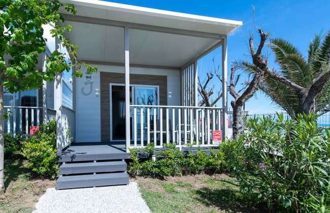 Veranda di un bungalow con vista mare.