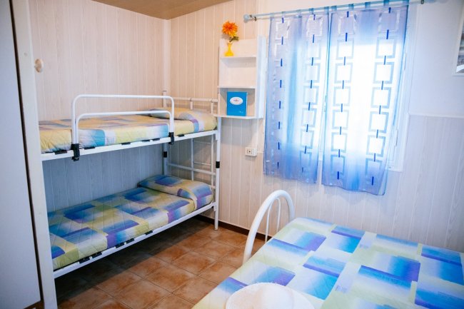 Stanza con letti a castello e letto singolo.