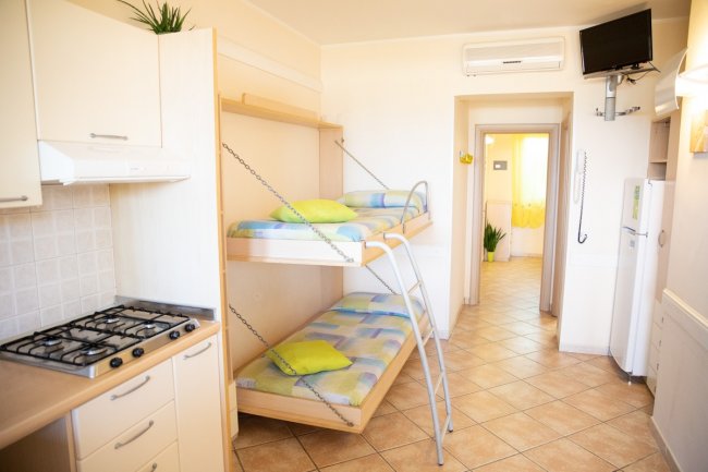 Cucina con letto a castello e decorazioni gialle.