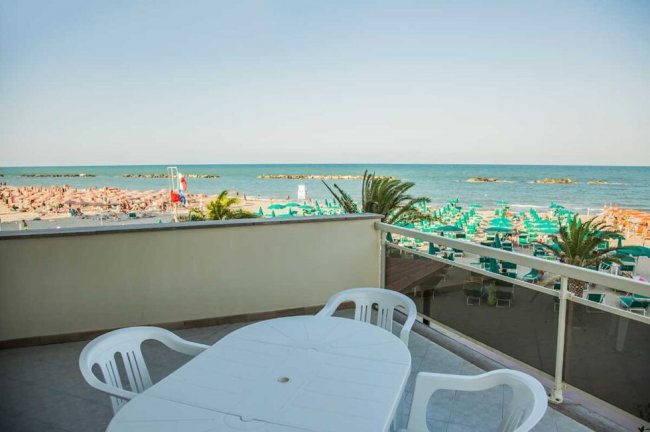 Terrazza con tavolo e vista mare.