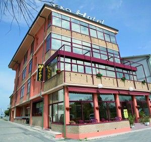 Edificio a più piani con vetrate e insegna di un hotel.