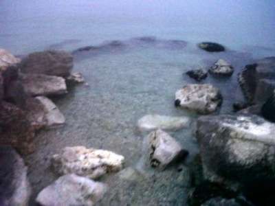 Scogli bagnati dall'acqua limpida del mare.