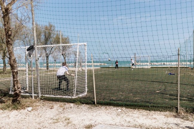 Campo di calcio vicino al mare.