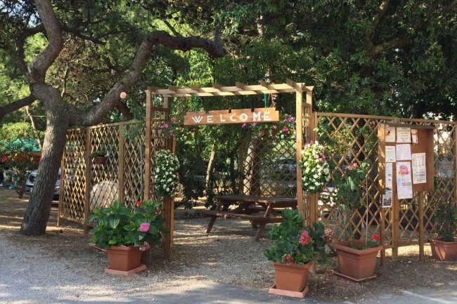 Ingresso accogliente con scritta 